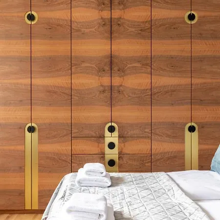 Bauhaus Luxury 2-bedroom In The Absolute Center *