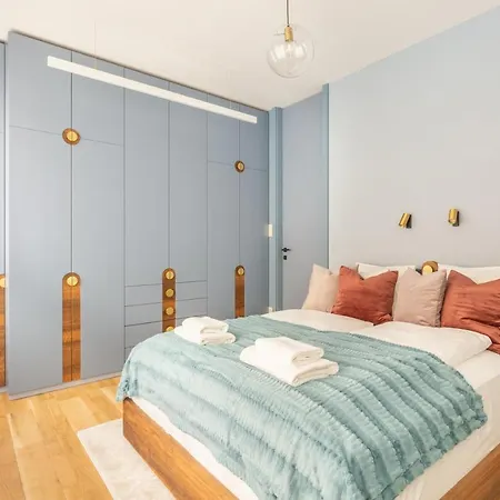 Bauhaus Luxury 2-bedroom In The Absolute Center