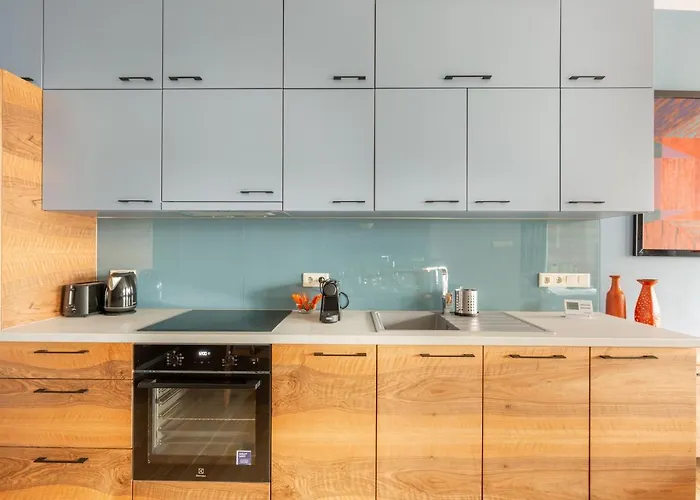 Bauhaus Luxury 2-bedroom In The Absolute Center *