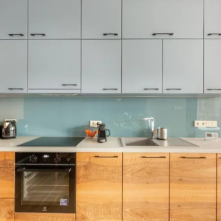 Bauhaus Luxury 2-bedroom In The Absolute Center *