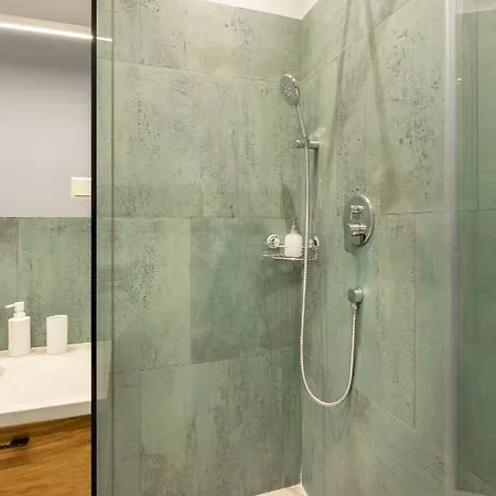 Bauhaus Luxury 2-bedroom In The Absolute Center