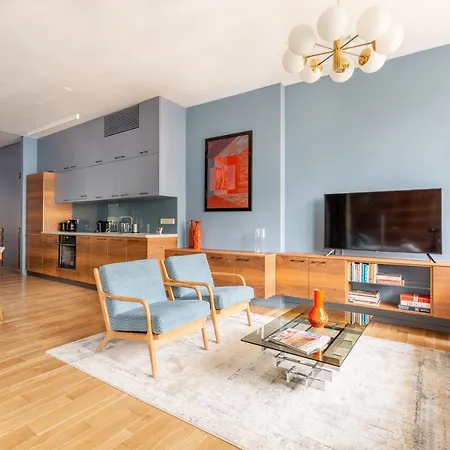 Bauhaus Luxury 2-bedroom In The Absolute Center